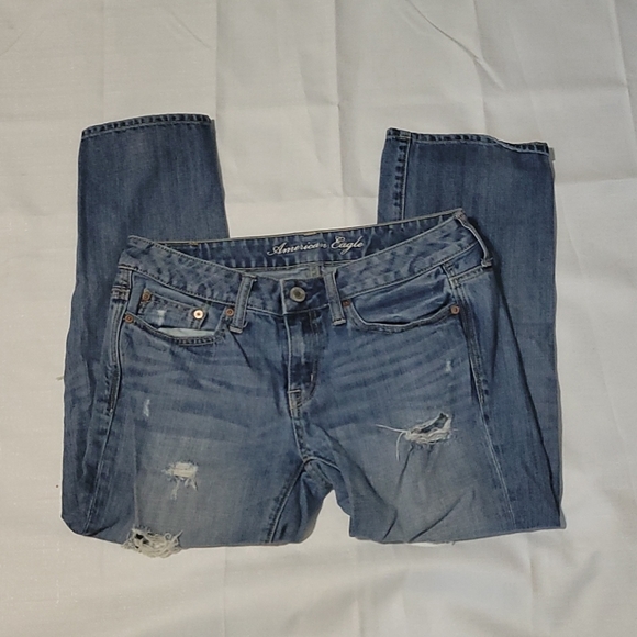 American Eagle mid rise light wash boyfit destroyed crops size 4 - Picture 1 of 6